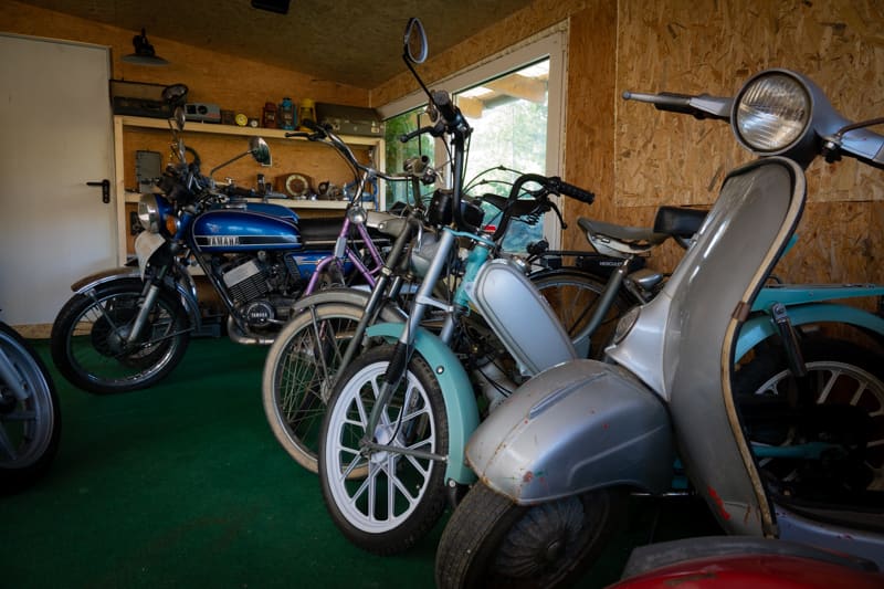 Mopeds und Motorräder im kleinen Museum