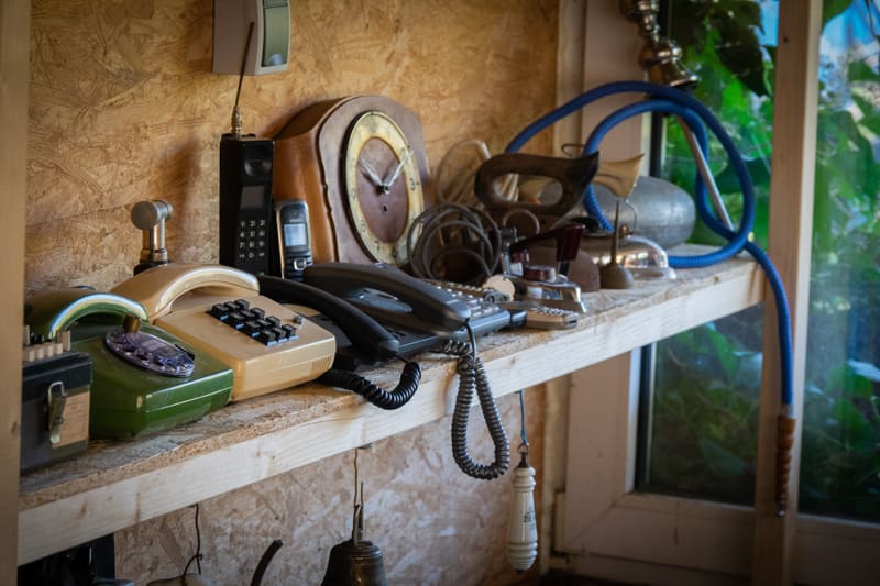 Sammlung alter Telefone und Alltagsgegenstände